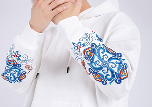 Sweat-shirt à capuche brodé d'inspiration orientale pour homme, motif bleu, streetwear personnalisé, en molleton de coton, haut de mode - Product Image 2
