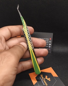 Muestra Gratuita de Pinzas para Extensión de Pestañas de Alta Calidad Profesional de Saaqaans Enterprises, Recubiertas de Papel, con Punta Dentada y Agarre de Diamante, 10 mm - Product Image 1