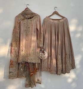 Lehenga Choli exclusif de haute qualité en chinon lourd avec broderie de séquence, imprimé numérique à volants complets, bordure en dentelle, travail sur tissu organza - Product Image 4