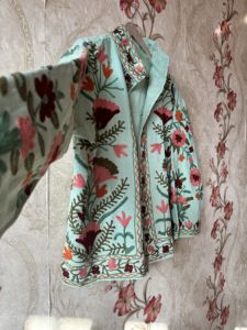 Venta al por mayor de Chaqueta Corta para Mujer Suzani Bordado Hecho a Mano Algodón Suzani Abrigo Bohemio Chaqueta de Invierno - Product Image 5