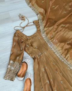 Attrayant à la mode dernière conception prête à porter entièrement cousue robe Barbari soie lourde broderie robe et bas Dupatta - Product Image 6