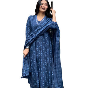 Dépêchez-vous et achetez un pantalon Kurti et Dupatta de haute qualité en pur coton Nayra Cut avec broderie lourde pour les fêtes! - Product Image 1