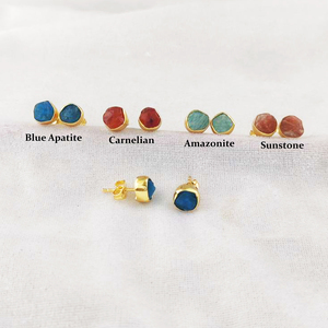 Boucles d'oreilles clous en argent sterling plaqué or avec pierres de naissance brutes - Bijoux de fête exquis - Product Image 2