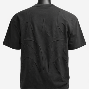 Camiseta de hombre negra de algodón con panel en relieve personalizado, estilo streetwear, corte y confección 3D, manga corta, a la moda, con cuello ringer. - Product Image 6