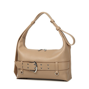 Bolsa de ombro feminina Camel, formato trapezoidal arredondado, zíper superior, cinto decorativo, ferragens em tom prateado, textura granulada, tamanho médio. - Product Image 1
