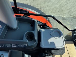 Système d'alimentation électrique moderne pour tracteur Kubota M6 132, conçu pour des performances fiables, une consommation de carburant optimale et un couple élevé pour les travaux sur le terrain. - Product Image 3