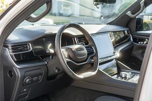 Jeep Grand Wagoneer L Series III de 2025, soigneusement utilisée, avec un moteur six cylindres en ligne biturbo haute performance produisant 540 ch - Product Image 6