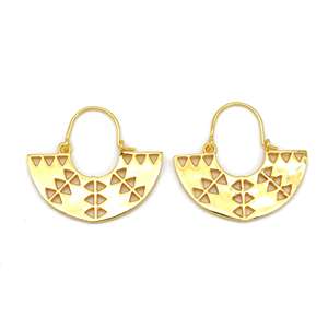 Venta al por mayor personalizado estilo minimalista latón Material acabado medio círculo diseño de aro pendientes para mujeres chapado en oro étnico hecho a mano - Product Image 1
