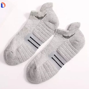 Vente en gros de chaussettes unisexes en coton pour le printemps de créateurs du fabricant OEM techniques de tricot noir avec logo personnalisé - Product Image 3