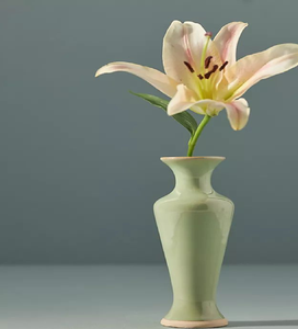Un grand vase en céramique de forme ondulée avec des rayures bleues verticales audacieuses, parfait pour une maison à thème contemporain, à des prix de gros. - Product Image 5