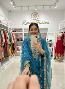 Ensemble Salwar Kameez trois pièces élégant de couleur bleue RAMA, spécial fête et spécial mois de l'Aïd, avec dupatta assortie, en vente. - Product Image 4