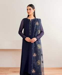 Hermoso Conjunto de Fiesta Listo para Usar de Chifón Puro 2025, Camisa Larga con Escote Bordado a Mano y Dupatta, Estilo Indio Pakistaní - Product Image 1