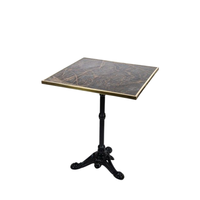Table basse carrée classique avec plateau en marbre et bord en laiton, base en fer noir, style parisien, meubles d'intérieur et d'extérieur pour restaurant