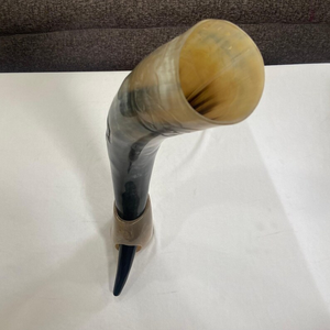 Tasse à corne à boire Viking faite à la main avec support Chope à hydromel nordique rustique parfaite pour la bière médiévale et le décor païen - Product Image 5