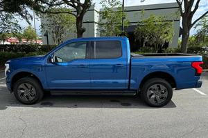 VOITURE ÉLECTRIQUE EXTRÊMEMENT PROPRE 2023 2022 FO-RD F-150 LIGHTNING LARIAT DUAL-MOTOR 4WD BATTERIE À AUTONOMIE ÉTENDUE PRÊTE À ÊTRE EXPÉDIÉE - Product Image 3