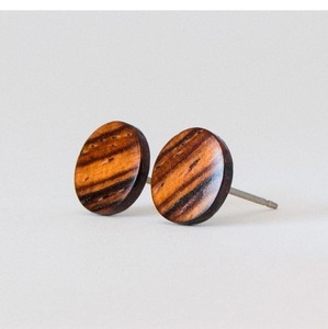 Pendientes de madera artesanales con diseño único - Product Image 1