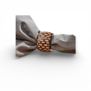 Anillo de Servilleta de Madera con Diseño de Lunares y Acabado Tallado en Dos Tonos para una Presentación de Mesa Decorativa Única - Product Image 1