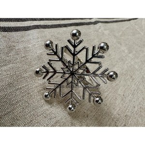 Anneau de serviette en métal de couleur argentée simple et élégant, design flocon de neige, écologique, vente en gros, haute qualité, pour mariage - Product Image 1