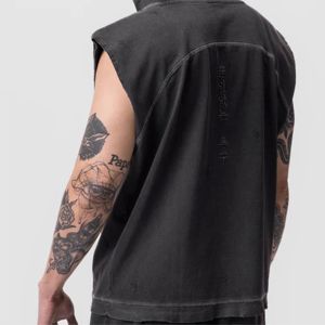 Camiseta de gimnasio con capucha para hombre para entrenamientos y fitness: ligera, transpirable y perfecta para levantamiento de pesas y correr - Product Image 5