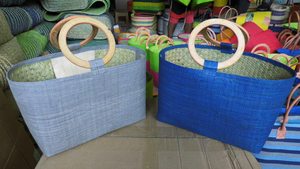 Bolso de rafia pequeño y mediano, con cierre de cordón, asas de bambú de madera, colores sólidos o dos tonos - Product Image 6