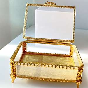 Boîte à bijoux en verre de qualité supérieure avec cadre en métal poli doré, parfaite pour ranger bagues, colliers et accessoires fins - Product Image 1