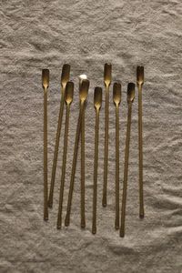 Cuchara de barra de metal con mango retorcido largo que proporciona un estilo elegante y eficiencia funcional para una mezcla de cóctel suave - Product Image 4