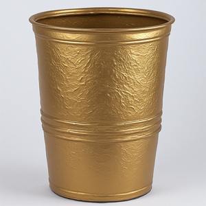 Maceta clásica de latón antiguo dorado con detalles martillados lisos, perfecta para agregar un toque de lujo a los espacios del hogar y el jardín - Product Image 6