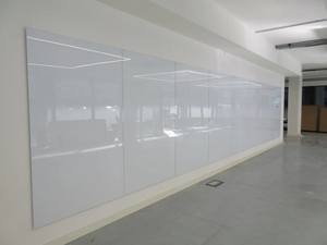 Verre extra clair de 4 mm, peint à l'arrière, blanc, pour portes d'armoires, de placards, de salles de bain et de cuisines, résistant au feu - Product Image 1