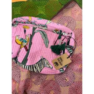 Bolsa de Regalo Rosa con Estampado de Jungla, Estilo Encantador con Cierre de Cremallera - Product Image 3