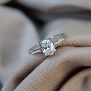 Bague Moissanite élégante et légère en argent sterling Design ovale élégant Cadeau parfait pour les femmes Style minimaliste - Product Image 4