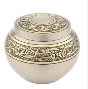 Urnas de aluminio grabadas resistentes a las grietas, deformaciones y agentes ambientales, lo que las hace ideales para la memoria a largo plazo. - Product Image 1