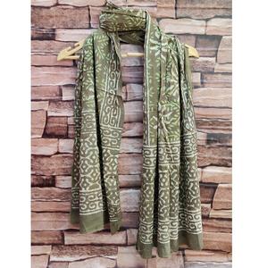 Estola ligera de algodón Mul Mul con estampado artístico Dabu hecho a mano, ideal para viajes, uso diario y atuendos de inspiración étnica. - Product Image 5