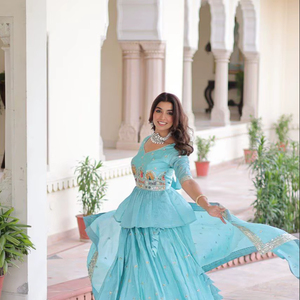 Nuevo Conjunto de Lehenga de Diseñador, Color Dorado, con Bordado Multihilo, Trabajo de Lentejuelas Zari, Lehenga y Blusa Peplum, y Dupatta con Encaje - Product Image 2