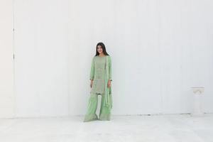 Nouveau Salwar Kameez formel en mousseline de soie pure avec un beau travail manuel brodé Sharara Dupatta à séchage rapide sans rides pour les fêtes - Product Image 6