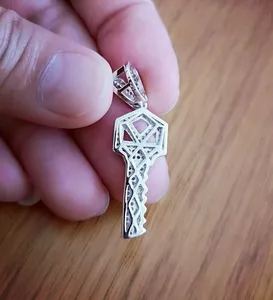 Pendentif à breloque clé pour homme avec 2ct de diamant Moissanite taille ronde Cadeau de fête de mariage - Product Image 4