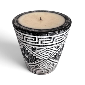 Bougie d'aromathérapie sculptée à la main en cire d'abeille noire avec des détails géométriques, décoration rustique de haute qualité pour la maison - Product Image 1
