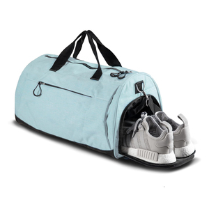 Option d'entraînement quotidien avec sac de sport doté de bretelles rembourrées durables, fermeture sécurisée et compartiments. - Product Image 5