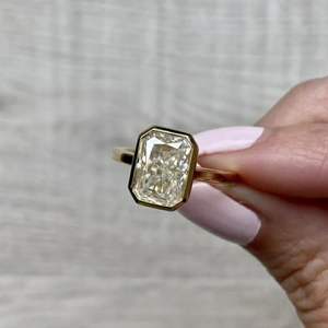 Anillo de Compromiso con Corte Radiante y Engaste de Bisel para Mujer en Oro Rosa - Product Image 4