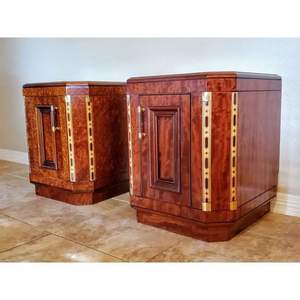 ตู้ข้างเตียงไม้มะฮอกกานีทันสมัยกลางศตวรรษคู่ | โต๊ะข้างเตียงทำด้วยมือพร้อมฝังทองเหลืองและลูไซต์ที่หรูหรา | พรีเมี่ยม - Product Image 4