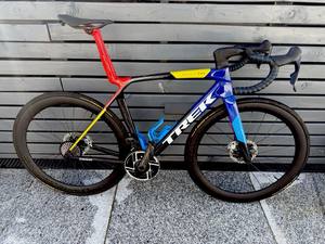 Nouveau Vélo de Route Ultra-Aérodynamique et Léger Madone SLR 7 Gen 8 2025 avec Moteur Arrière 8000W/12000W et Batterie au Lithium - Product Image 2