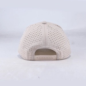 Gorra deportiva personalizada de poliéster impermeable con 5 paneles y agujeros cortados con láser, gorras de golf perforadas, gorra de béisbol con logotipo de Parche de goma - Product Image 4