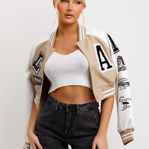 Chaqueta universitaria de béisbol para mujer, a la moda, en color beige y blanco, con mangas de PU, parches de letras y estilo bomber corto. - Product Image 4