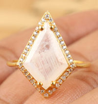 แหวนรูปทรงเพชรประดับมูนสโตนสีชมพูพร้อมคริสตัลฮาโลสีทอง – แหวนค็อกเทลดีไซน์หรูหราสำหรับผู้หญิง - Product Image 3