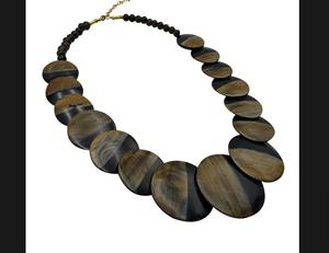 Collier de luxe en corne de buffle fait à la main, bijoux naturels et durables pour femmes, haute qualité - Product Image 1