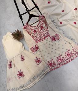 Costumes pakistanais de travail lourd à la demande avec pierre et Zari détaillant une magnifique collection de vêtements de mariage au meilleur prix - Product Image 4