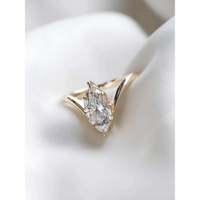 Bague de fiançailles solitaire en diamant de laboratoire de 1,55 ct, taille marquise, certifiée IGI, couleur E, design sculptural par Aura Luxuria
