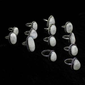 แหวนพลอยมูนสโตนสีรุ้งธรรมชาติเครื่องประดับเป็นกลุ่มดีไซน์เนอร์ - Product Image 2