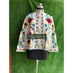 Veste courte à broderie florale Suzani pour femmes d'hiver à la main en tissu tricoté avec remplissage en coton et caractéristique respirante - Product Image 5