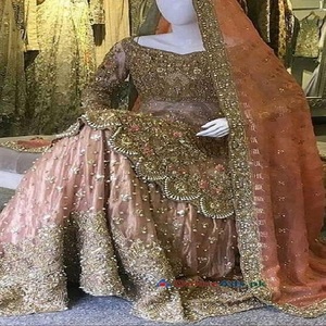 Vestido de Novia Clásico Vintage de Manga Larga con Cuello Alto, Bordado, Estilo Princesa, Largo hasta el Suelo, con Cola Catedral, Bordado a Mano en Rojo y Dorado - Product Image 4