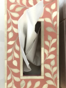 Caja de pañuelos de madera moderna hecha a mano respetuosa con el medio ambiente al por mayor hermoso diseño floral con incrustaciones de hueso para la decoración del hogar de lujo - Product Image 4